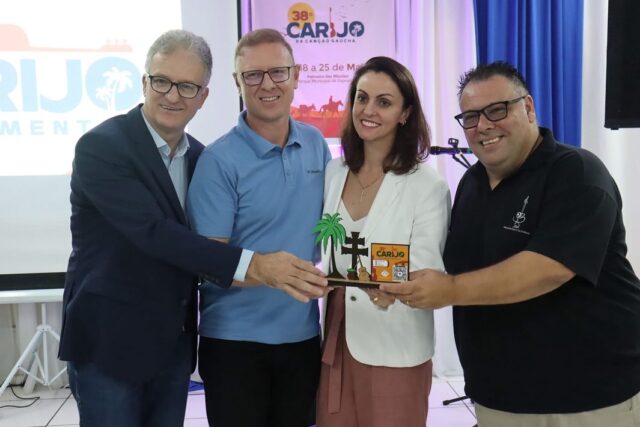🎶 A Adoro Monitoramento tem orgulho de estar presente onde a cultura pulsa forte!

Na última quinta-feira, estivemos presentes no lançamento oficial da 38ª edição do Carijo da Canção Gaúcha, realizado no Parque de Exposições Tealmo José Schardong, em Palmeira das Missões.

Mais do que um evento, o Carijo é um símbolo da nossa identidade nativista — e para nós, da Adoro, apoiar iniciativas como essa é fortalecer as raízes culturais da nossa terra.

🌟 Receber um suvenir especial como forma de reconhecimento pelo patrocínio da 37ª edição foi uma honra! O mimo ainda trouxe uma inovação: um QR-code com acesso ao CD digital do festival, unindo tradição e tecnologia — algo que valorizamos muito por aqui.

Seguimos ao lado de quem valoriza a arte, a segurança e o bem-estar da nossa comunidade.

#AdoroMonitoramento #CarijoDaCanção #CulturaGaúcha #Patrocínio #PalmeiraDasMissões #SegurançaComCultura